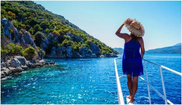 Boat Trips, Harbour Views, and Local Shops